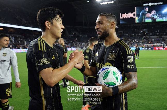 ▲ 부앙가가 주목받을 수 있었던 배경에는 손흥민의 끊임없는 움직임과 공간 창출, 공격 루트를 열어주는 이타적인 플레이가 있었다. 상대 수비가 손흥민의 침투와 빠른 전개에 집중하는 동안 부앙가는 그 틈을 놓치지 않고 골망을 흔들며 팀의 연승 행진을 이끌었다.