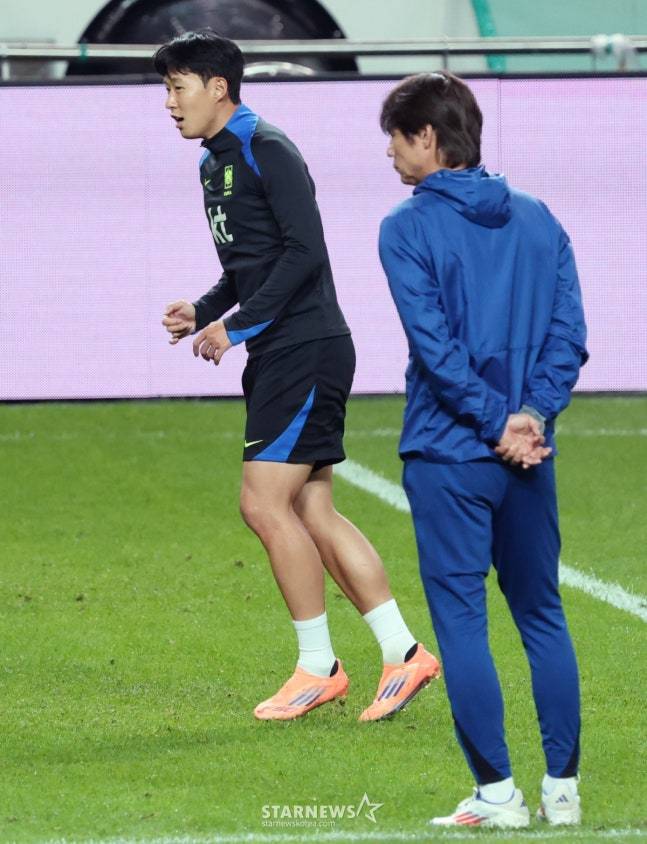 손흥민(왼쪽)과 홍명보 감독. /사진=김진경 대기자