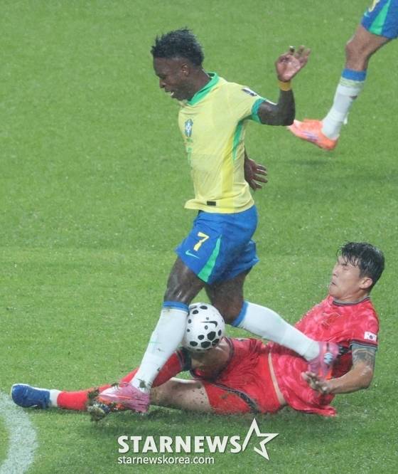 김민재(아래) 비니시우스 주니오르를 향해 태클을 시도하고 있다. /사진=김진경 대기자