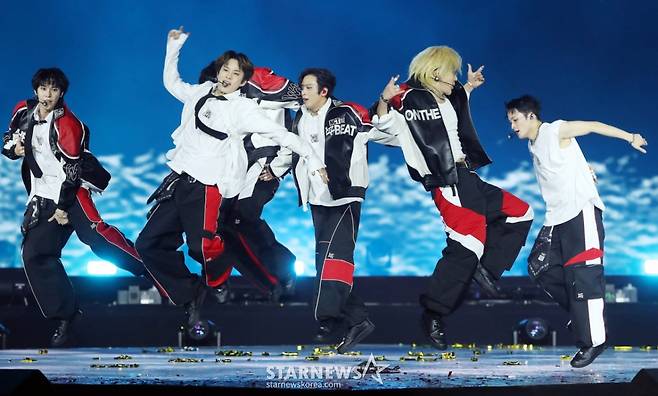 그룹 NCT127이 지난 27일 오후 태국 방콕 임팩트 챌린저 홀 1-2(IMPACT Challenger Hall 1-2)에서 진행된 '제 9회 아시아 아티스트 어워즈'(The 9th Asia Artist Awards, 이하 'AAA 2024')'에 참석해 멋진 무대를 선보이고 있다.   NCT127은 이날 'AAA 2024'에서 대상 '올해의 스테이지', 'AAA 베스트 아티스트'를 수상했다. /사진=김창현 chmt@