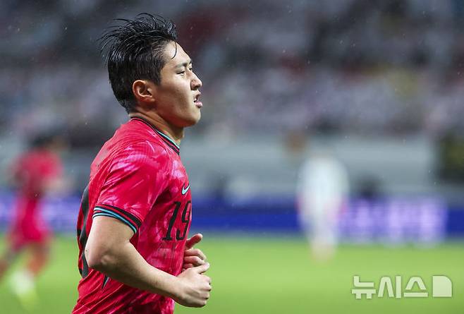 이강인이 10일 서울 마포구 서울월드컵경기장에서 열린 남자 축구 국가대표 10월 A매치 친선전 대한민국과 브라질의 경기 중 거센 빗줄기속  얼굴을 찡그리고 있다. /사진=뉴시스