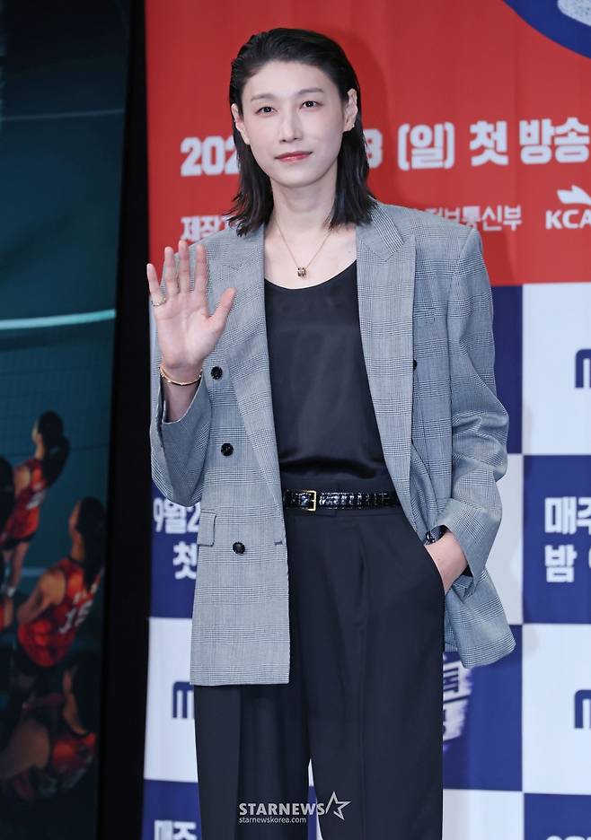 전 배구 국가대표선수 김연경이 24일 오후 서울 마포구 상암동 MBC에서 진행된 예능프로그램 '신인감독 김연경' 제작발표회에 참석해 포즈를 취하고 있다.  신인감독으로 돌아온 배구계의 전설 배구황제 김연경의 구단 창설 프로젝트 '신인감독 김연경'은 오는 28일 첫 방송된다. /사진=이동훈 기자