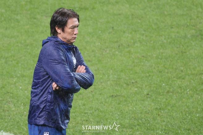 한국 축구 국가대표팀이 10일 서울월드컵경기장에서 브라질 대표팀과 친선경기를 벌였다.  홍명보 감독이 브라질의 연속 득점에 허탈해히고 있다. /사진=김진경 대기자