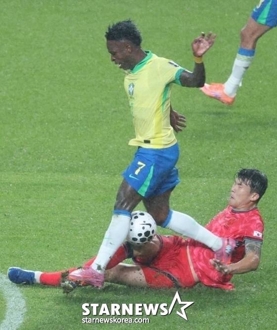 서울월드컵경기장에서 열린 10월 A매치 브라질전 중 비니시우스 주니오르(위)를 태클로 막아서는 김민재. /사진=김진경 대기자