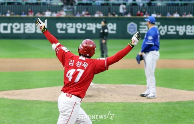 SSG 김성욱(왼쪽)이 11일 삼성과 준PO 2차전 9회말 후라도를 상대로 끝내기 홈런을 날리고 기뻐하고 있다. /사진=강영조 선임기자