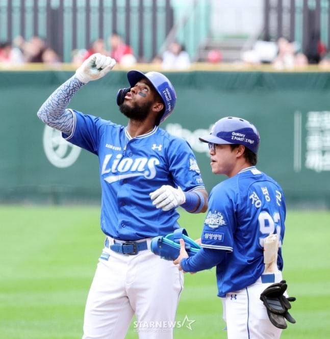 디아즈(왼쪽)가 4회말 동점 2타점 적시타를 날리고 세리머니를 하고 있다. /사진=강영조 선임기자