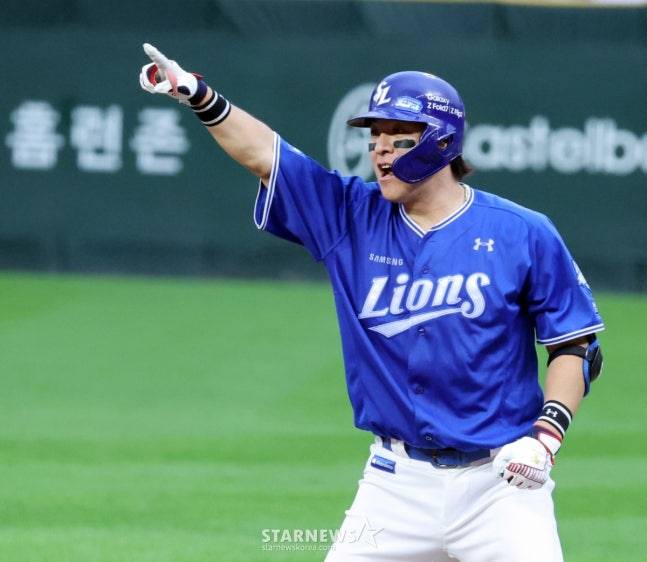 9회초 동점타를 날린 강민호가 세리머니를 하고 있다. /사진=강영조 선임기자