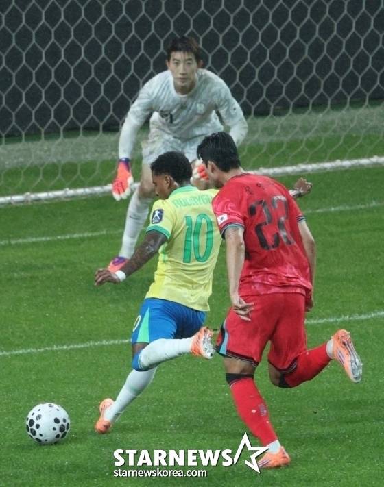 호드리구(10번)가 10월 서울월드컵경기장에서 열린 브라질과 한국의 친선경기 중 왼발 슈팅을 시도하고 있다.  /사진=김진경 대기자