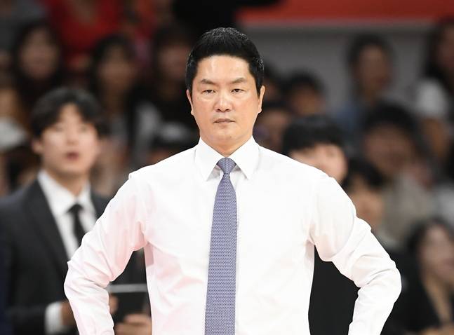 11일 정관장 경기를 지켜보고 있는 전희철 감독. /사진=KBL