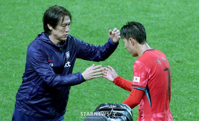 한국 축구 국가대표팀이 10일 서울월드컵경기장에서 브라질 대표팀과 친선경기를 벌였다. 손흥민이 후반 교체되며 홍명보 감독의 격려를 받고 있다. /사진=김진경 대기자