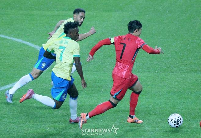 한국 축구 국가대표팀이 10일 서울월드컵경기장에서 브라질 대표팀과 친선경기를 벌였다. 손흥민이 브라질 비니시우스를 제치고 중앙 돌파를 하고 있다. /사진=김진경 대기자