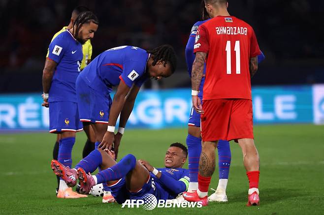 프랑스 대표팀 공격수 킬리안 음바페가 11일(한국시간) 프랑스 파리의 파르크 데 프랭스에서 열린 아제르바이잔과의 2026 국제축구연맹(FIFA) 북중미 월드컵 유럽 예선 3차전 도중 발목 부상으로 쓰러져 고통을 호소하고 있다. /AFPBBNews=뉴스1