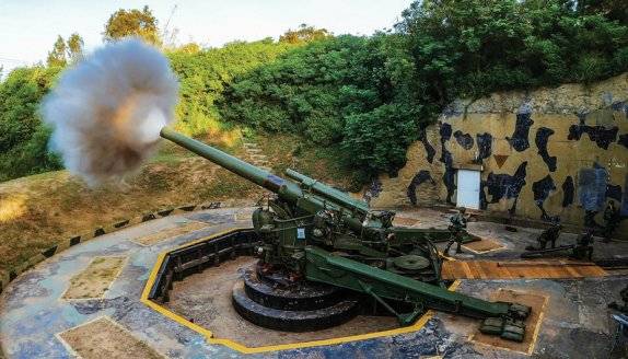 대만군이 중국과 마주한 진먼섬에서 해안포&nbsp;발사 훈련을 하고 있다. 뉴시스