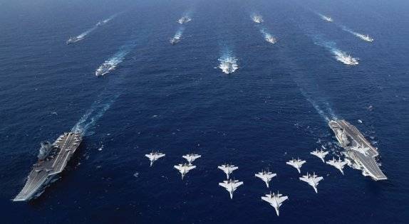 랴오닝함과 산둥함을 포함한 중국 해군 항공모함 전단. 중국은 대만 침공을 준비하는 차원에서 항모를 앞세운 공격 훈련을 실시하고 있다. 뉴시스&nbsp;