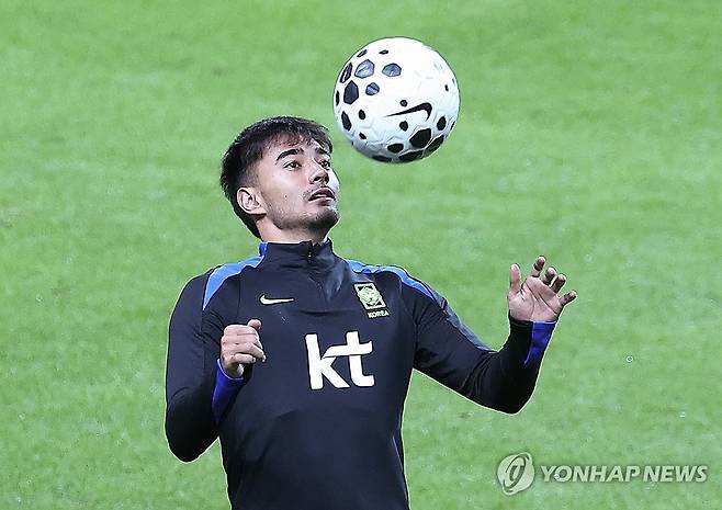 훈련하는 옌스 카스트로프 (서울=연합뉴스) 김성민 기자 = 대한민국 축구 국가대표팀 옌스 카스트로프가 9일 서울월드컵경기장에서 공식 훈련을 하고 있다. 2025.10.9 ksm7976@yna.co.kr