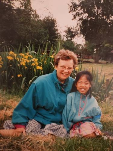 오르간 연주를 가르쳐준 동네 이웃 아주머니와 함께한 어린 시절 인터뷰이 [본인 제공]