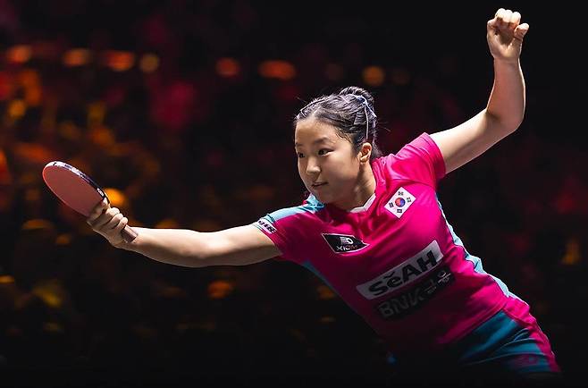 백핸드 공격하는 신유빈 [ITTF 홈피 캡처. 재판매 및 DB 금지]