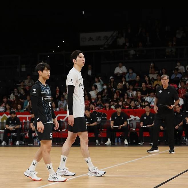 허수봉(중앙)과 나란히 선 리베로 박경민 [현대캐피탈 배구단 제공. 재판매 및 DB 금지]