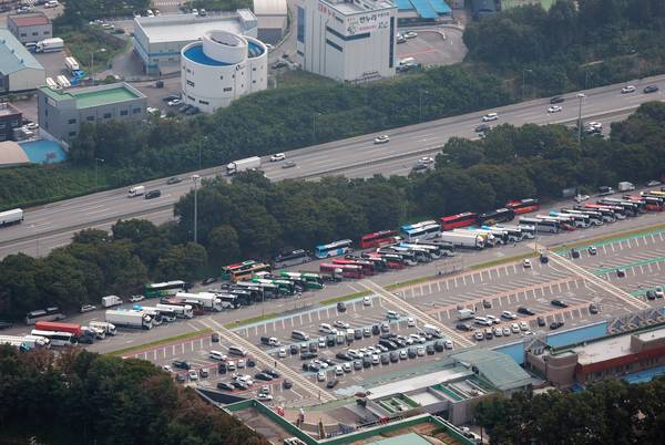 영동고속도로 내 덕평휴게소와 용인휴게소는 서로 거리가 멀지 않은데 기름값이 차이나 소비자들이 의문을 표하고 있다. 사진은 지난 2일 경찰청 헬기에서 바라본 경기도 용인시 기흥휴게소 부산 방향 인근 경부고속도로의 모습. 2025.10.2 /연합뉴스