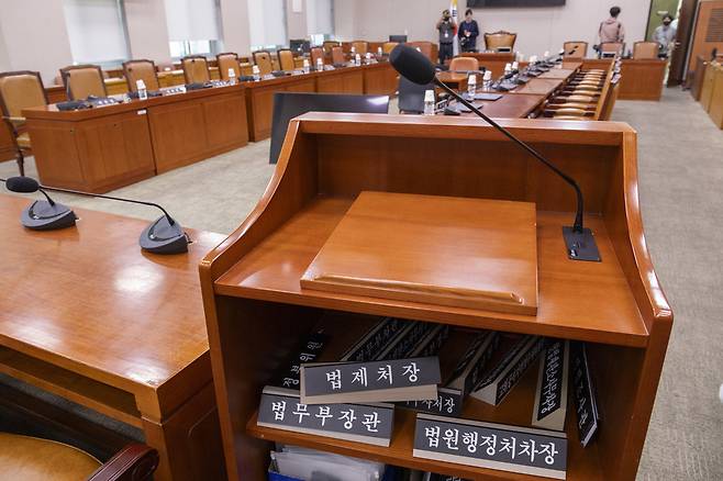 ▲ 2025년 국정감사가 하루 앞으로 다가온 12일 서울 여의도 국회 법제사법위원회 국정감사가 열릴 전체 회의장이 공개돼 있다. 올해 법사위 국정감사에서는 사법·검찰 개혁 등의 이슈와 계엄과 내란을 둘러싼 진실 공방 등 여야가 첨예하게 대립할 것으로 예상된다. /연합뉴스