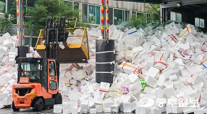 12일 오후 용인시 처인구 이동읍 공공재활용센터에서 관계자들이 추석 연휴 기간동안 쌓인 스티로폼을 처리하고 있다. 임채운기자