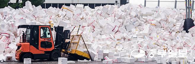 12일 오후 용인시 처인구 이동읍 공공재활용센터에서 관계자들이 추석 연휴 기간동안 쌓인 스티로폼을 처리하고 있다. 임채운기자