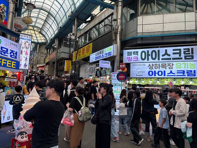 추석명절 황금연휴를 맞아 단양 전역이 관광객으로 북적였다. 사진은 구경시장 모습. (단양군 제공)