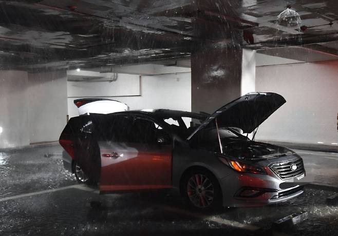 10일 오후 8시 6분께 대전 유성구 한 오피스텔 지상 주차장 안 정차되어 있던 차량에서 화재가 발생했다.(사진=대전소방본부)