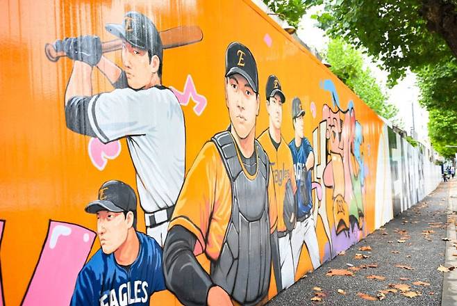 한화이글스 선수들의 얼굴이 그려진 벽화. (사진= 대전 중구)