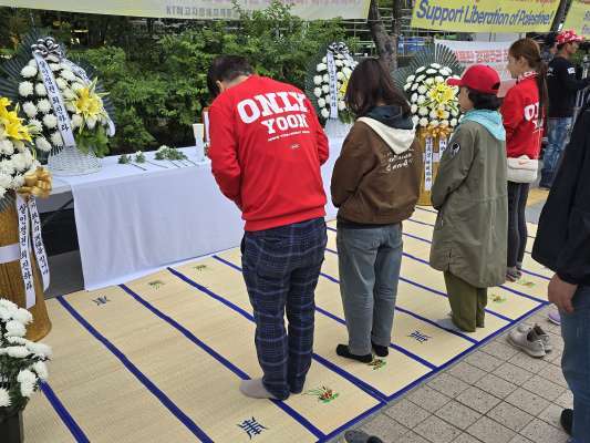 양평 공무원 분향소에 조문하는 집회 참가자들