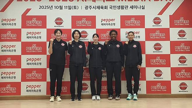 지난 11일 열린 AI페퍼스 미디어데이에서 장소연 감독, 박정아, 고예림, 조이 웨더링턴, 시마무라 하루요가 새 시즌 선전을 다짐하는 파이팅을 외치고 있다.