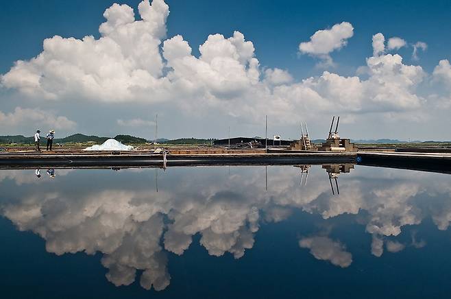 ‘2025 소금박람회’가 ‘칸칸이 빚은 전남의 품격, K-SALT’라는 슬로건으로 17일부터 19일까지 3일간 목포문화예술회관 일원에서 펼쳐진다. ‘천일염 산지’인 전남의 상징성을 강화하고 남도국제미식산업박람회와 연계해 다채로운 프로그램을 선보인다. 기존 실내 전시·판매 중심에서 벗어나 ‘짠! 소금 페스티벌’ 부제를 달고 체험·교류 축제로 전환해 기대를 모은다. 올해 소금박람회에서는 케이솔트관, 생활관, 미식관, 체험관, 치유관 등 총 5개 테마관을 운영하며 천일염의 가치를 전국적으로 알리는 데 중요한 역할을 할 것으로 보인다. 사진은 신안군 증도의 태평염전 모습.<전남도 제공>