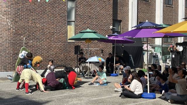 지난 11일 전주 차이나 거리에서 열린 제5회 전주 거리인형극제에서 넌버벌퍼포먼스 '홀리와 뚱이의 재밌는 외출'이 공연되고 있다. /사진=전현아 기자
