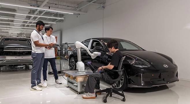 '현대차그룹-NTU-A*STAR 기업 연구소(Hyundai-NTU-A*STAR Corporate Lab)' 연구원들이 HMGICS에서 연구하는 모습.