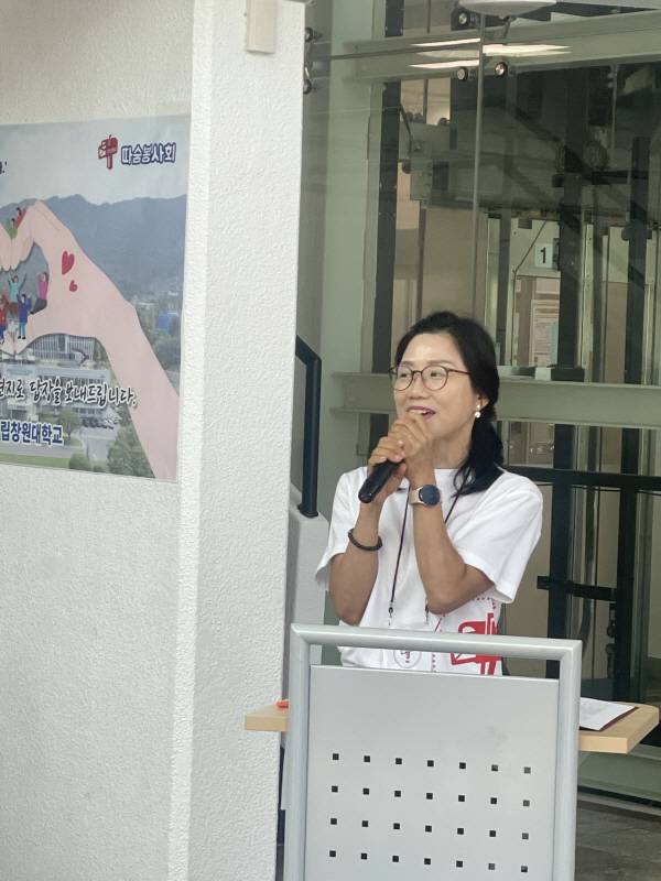 윤금서 따숨 봉사회장이 지난달 4일 열린 '뜨신우체통 14호' 발대식에서 인사말을 하고 있다.