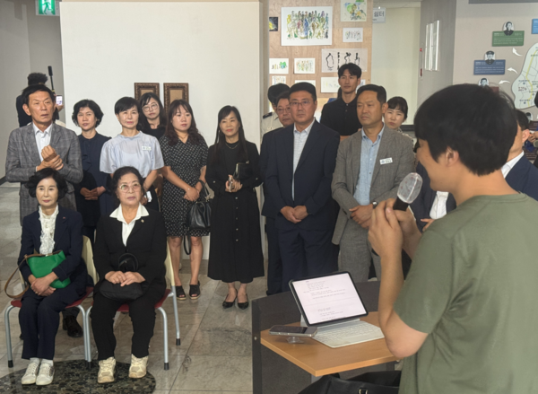 ＜당신의 봄을 함께＞ 전시를 기획한 최수환(오른쪽) 작가가 3.15의거 희생자 유족들 등 관계자들에게 전시를 설명하고 있다. /주성희 기자