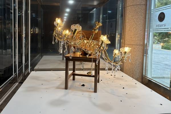 ＜당신의 봄을 함께＞ 중 최승철 작가의 '밝고 부서지기 쉬운 말들'. /주성희 기자