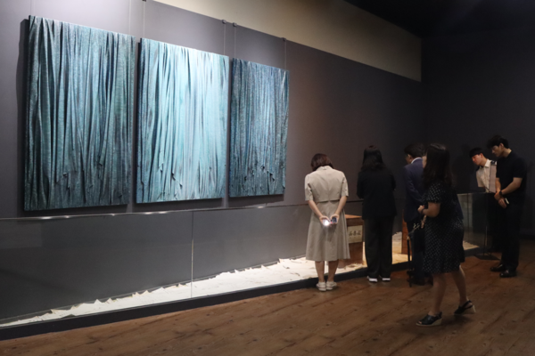 ＜당신의 봄을 함께＞ 중 김성훈 작가의 '잠긴 시간, 떠오른 이름'. /주성희 기자