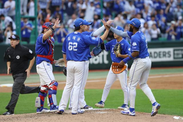 삼성 라이온즈 선수들이 지난 9일 인천에서 열린 프로야구 준플레이오프 1차전을 승리로 이끈 뒤 마운드에 모여 기쁨을 나누고 있다. 삼성 제공