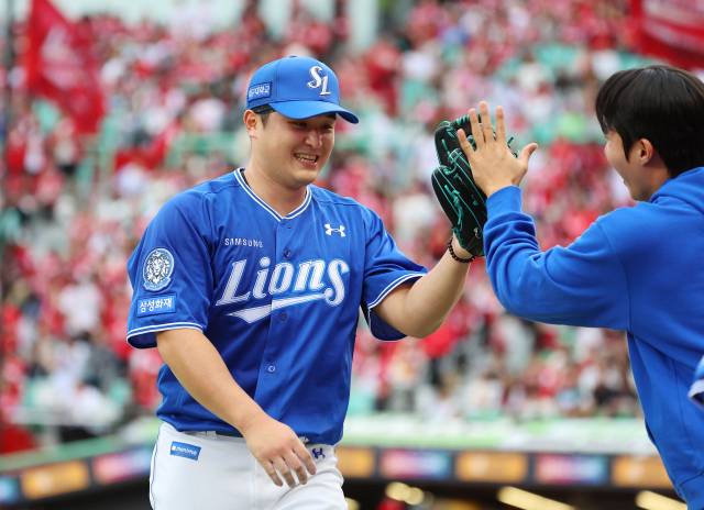 9일 인천 SSG랜더스필드에서 열린 2025 프로야구 KBO리그 포스트시즌 준플레이오프 1차전 삼성 라이온즈와 SSG 랜더스의 경기. 6회말 실점 없이 막아낸 삼성 선발투수 최원태가 덕아웃으로 들어오자 동료들이 반겨주고 있다. 연합뉴스