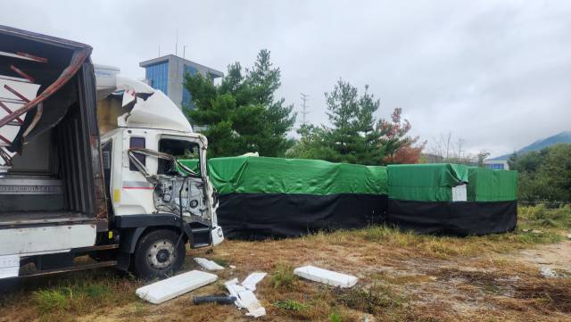 하자보수를 위해 인천으로 옮겨졌다는 관광열차가 지난 4일 상주시 빈 공터에서 덮개가 씌어진 채 폐차 직전의 화물차와 함께 방치돼 있다. 고도현 기자