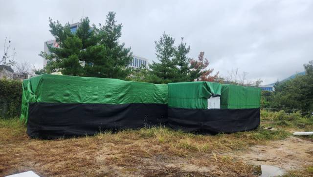 하자보수를 위해 인천으로 옮겨졌다는 관광열차가 지난 4일 상주시 빈 공터에서 덮개가 씌어진 채 방치돼 있다. 고도현 기자