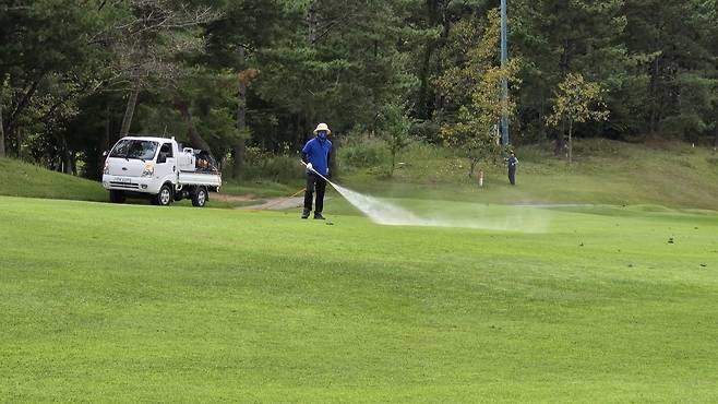 지난 10일 보문골프장 고객들이 라운딩을 즐기던 중 골프장 코스 관리 차량이 흰 연기를 내뿜으며 농약을 뿌리고 있다. /황성호 기자