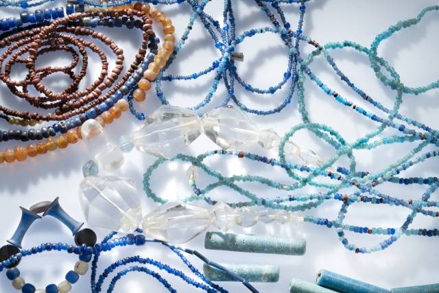 복천박물관은 삼한부터 조선까지 유리구슬 유물을 아우르는 특별전을 열고 있다. 사진은 삼한의 유리구슬 유물들. 복천박물관 제공