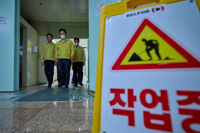 이재명 대통령이 10일 화재 피해 복구작업이 진행 중인 대전 유성구 국가정보자원관리원 대전 본원을 찾아 관계자의 설명을 들으며 현장을 살펴보고 있다. 연합뉴스