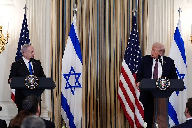 도널드 트럼프(오른쪽) 미국 대통령과 베냐민 네타냐후 이스라엘 총리가 지난달 29일 백악관 국빈 만찬장에서 공동 기자회견 하고 있다.(사진/뉴시스)
