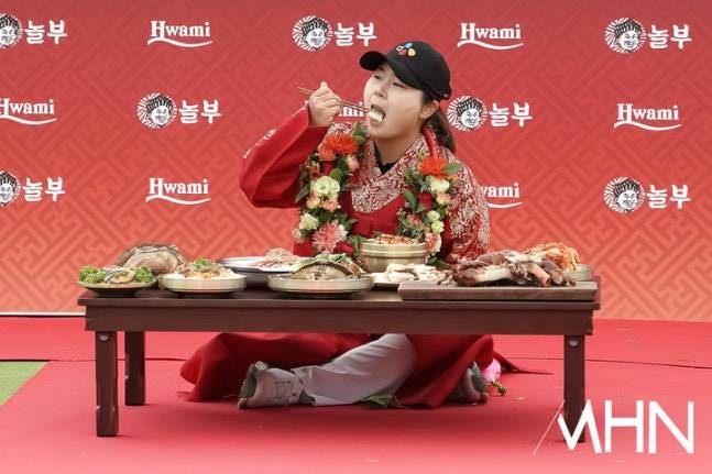 홍정민이 12일 열린 K-FOOD&nbsp;놀부·화미 마스터즈 최종라운드에서 우승을 확정한 후 한식 밥상을 받았다.