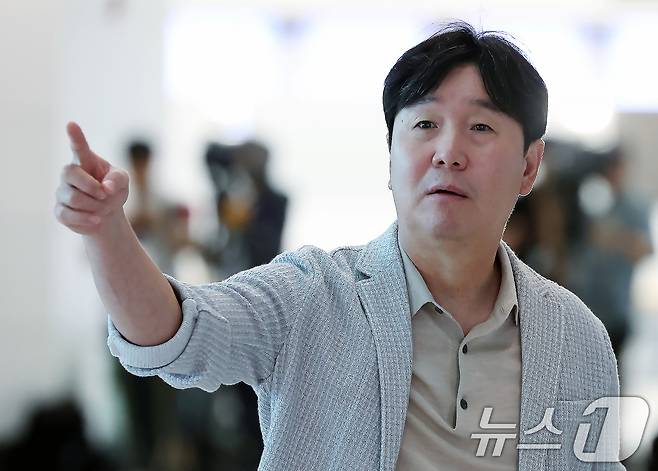 류지현 한국야구대표팀 감독이 19일 오전 인천국제공항에서 미국으로 출국하고 있다. 2025.9.19/뉴스1 ⓒ News1 박정호 기자