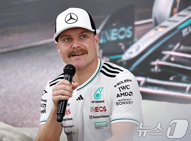 메르세데스-AMG 페트로나스 소속 F1 드라이버 발테리 보타스가 12일 오후 경기 용인 에버랜드 AMG 스피드웨이에서 열린 ‘피치스 런 유니버스 2025‘ 프레스컨퍼런스에서 소회를 밝히고 있다. 2025.10.12/뉴스1 ⓒ News1 구윤성 기자