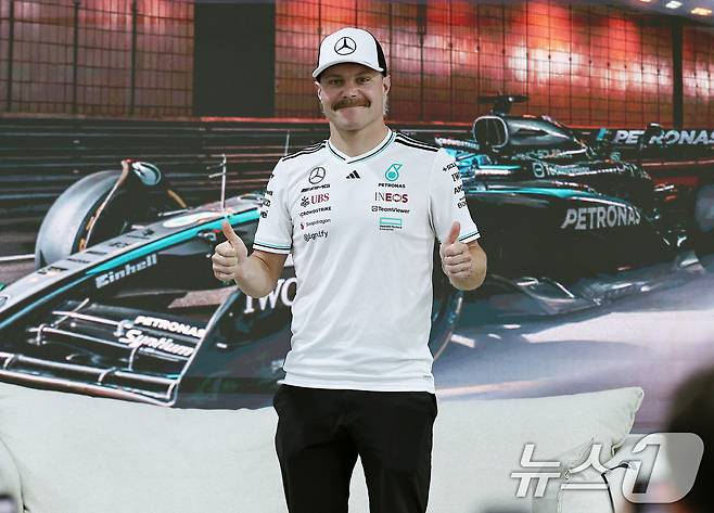 메르세데스-AMG 페트로나스 소속 F1드라이버 발테리 보타스가 12일 오후 경기 용인 에버랜드 AMG 스피드웨이에서 열린 ‘피치스 런 유니버스 2025‘ 프레스컨퍼런스에서 포즈를 취하고 있다. 2025.10.12/뉴스1 ⓒ News1 구윤성 기자